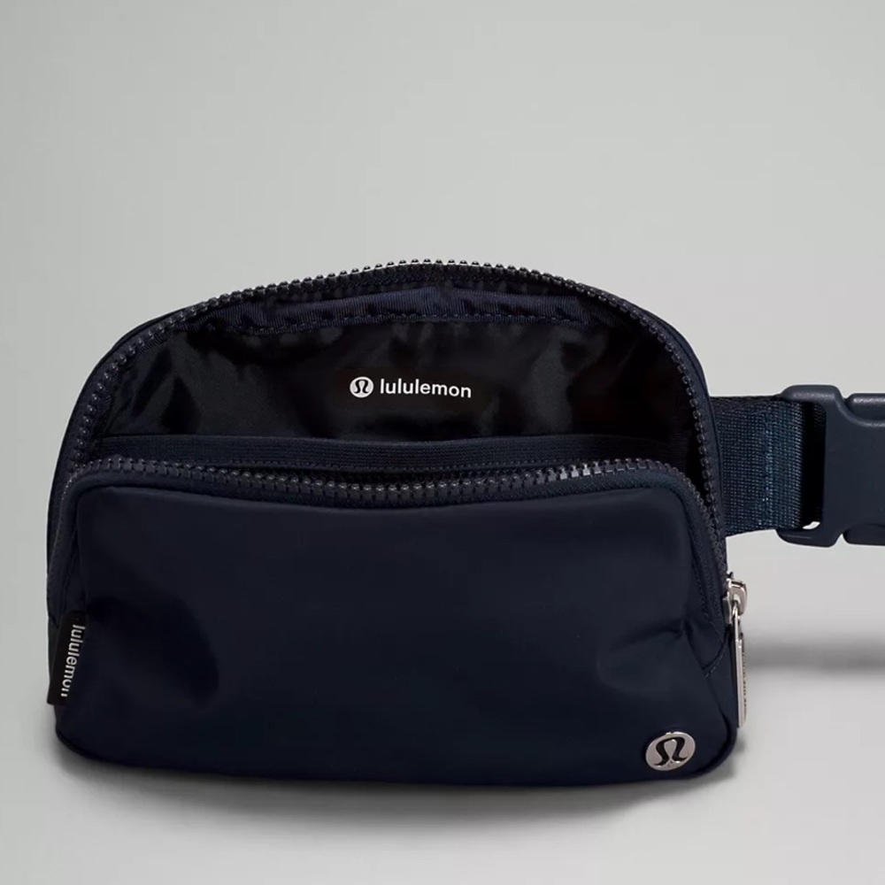 Everywhere lululemon belt bag 1L. NWT black.